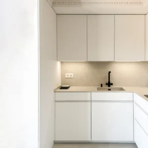 Reforma de cocina moderna blanca
