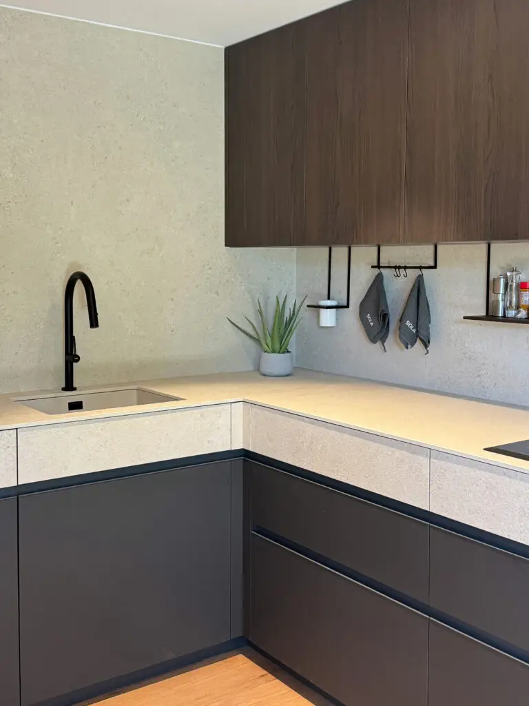 cocina personalizada madera oscura , encimera porcelanica