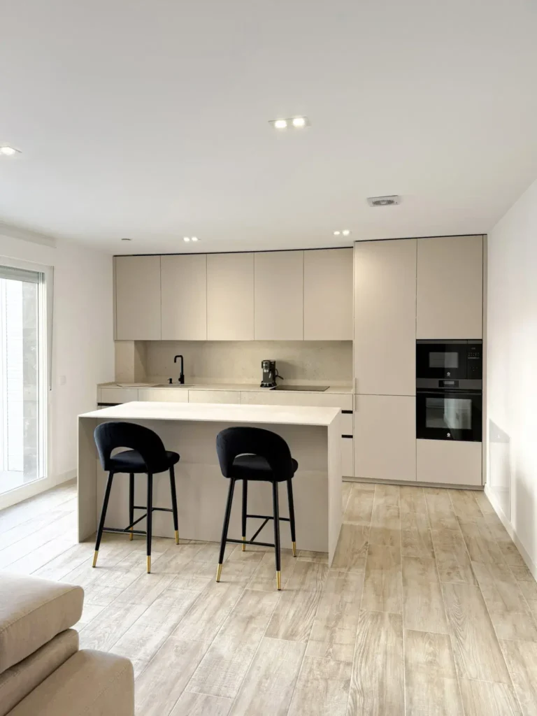Cocina acogedora y cálida con mobiliario de calidad de SOLA Tudel