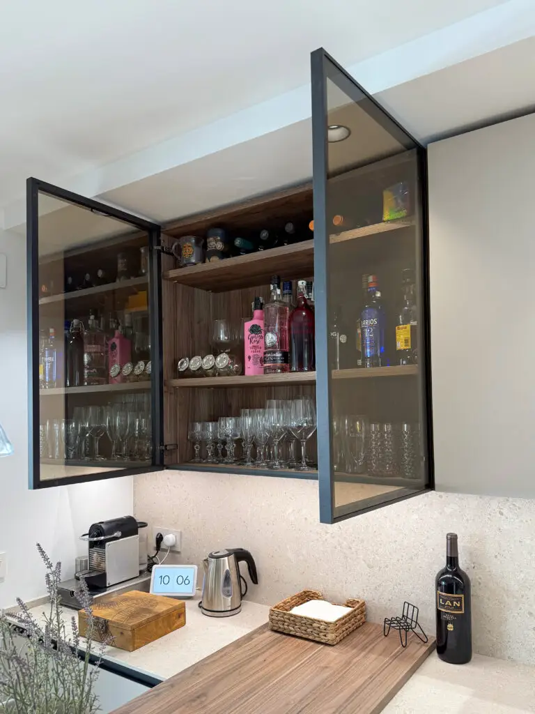 muebles Altos vitrina