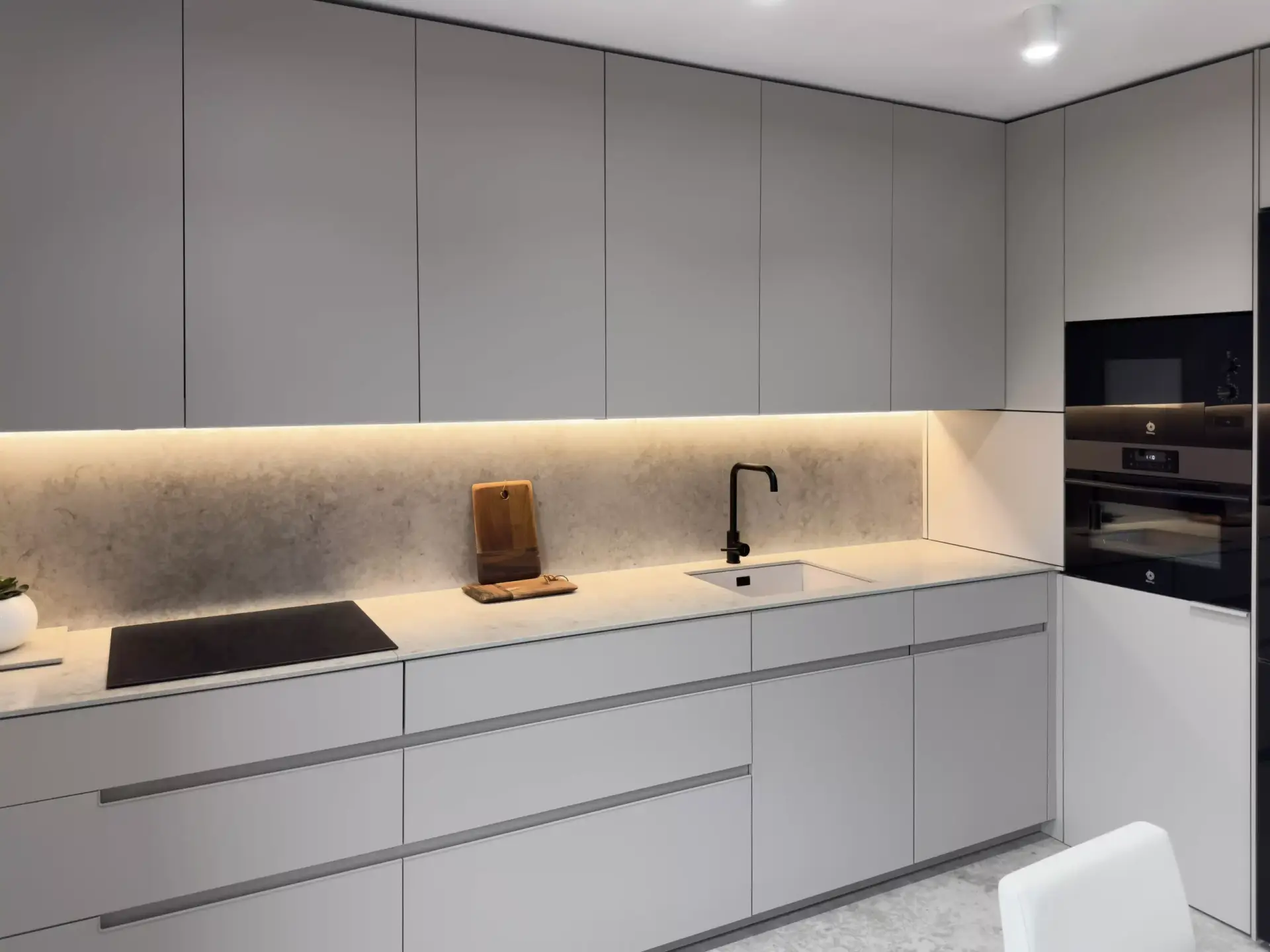 Detalle de los tiradores integrados del sistema Gola Pura en cocina moderna SOLA